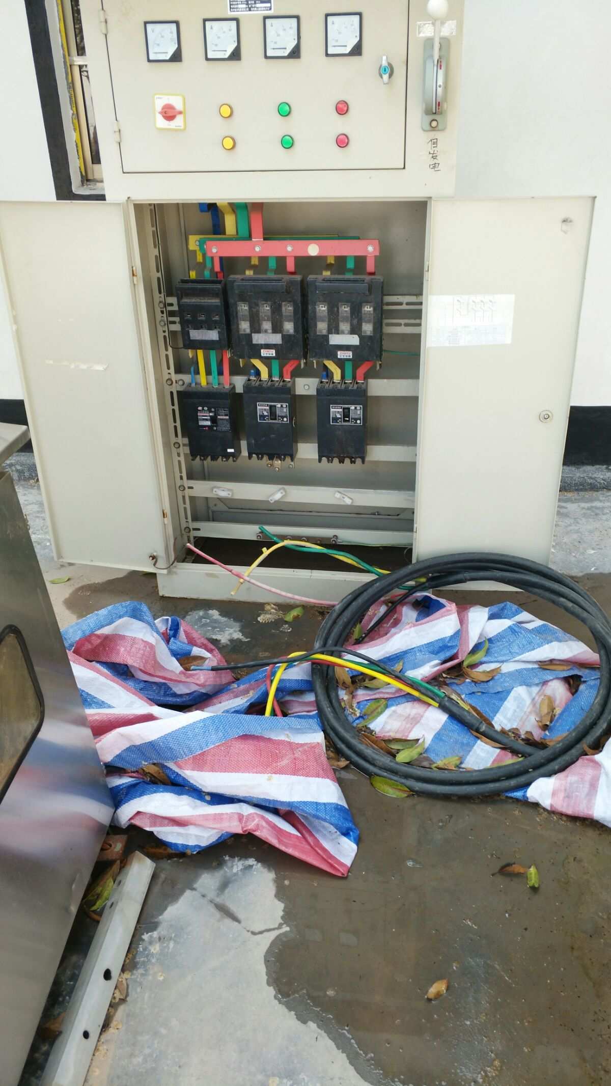 配电箱箱门未关闭与电缆管理不当的安全隐患及应对措施